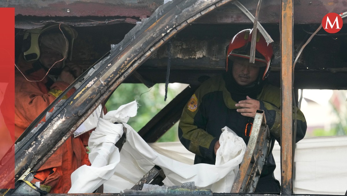 Los cadáveres que quedaron dentro del autobús no han sido identificados. | AP