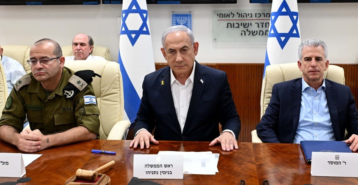 El primer ministro israelí, Benjamín Netanyahu (c), aseguró este martes, tras el ataque con más de un centenar de misiles desde Irán | Foto: EFE