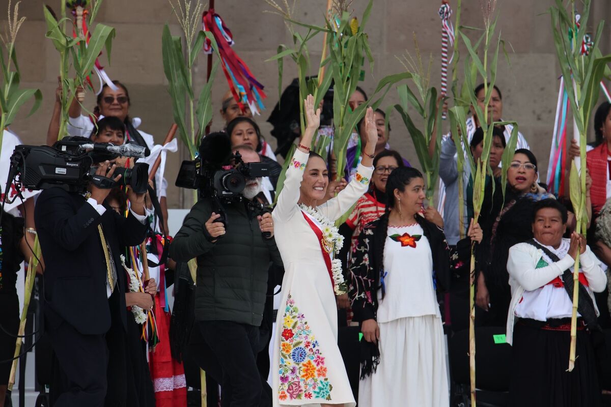 De parte de mujeres de comunidades indígenas, Claudia Sheinbaum,recibe el Bastón de Mando. |Cuartoscuro