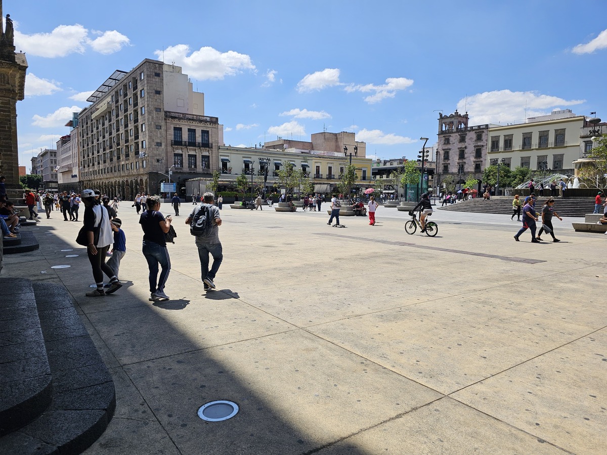 Tapatíos pasean por el centro de Guadalajara. (Juan Carlos Munguía)