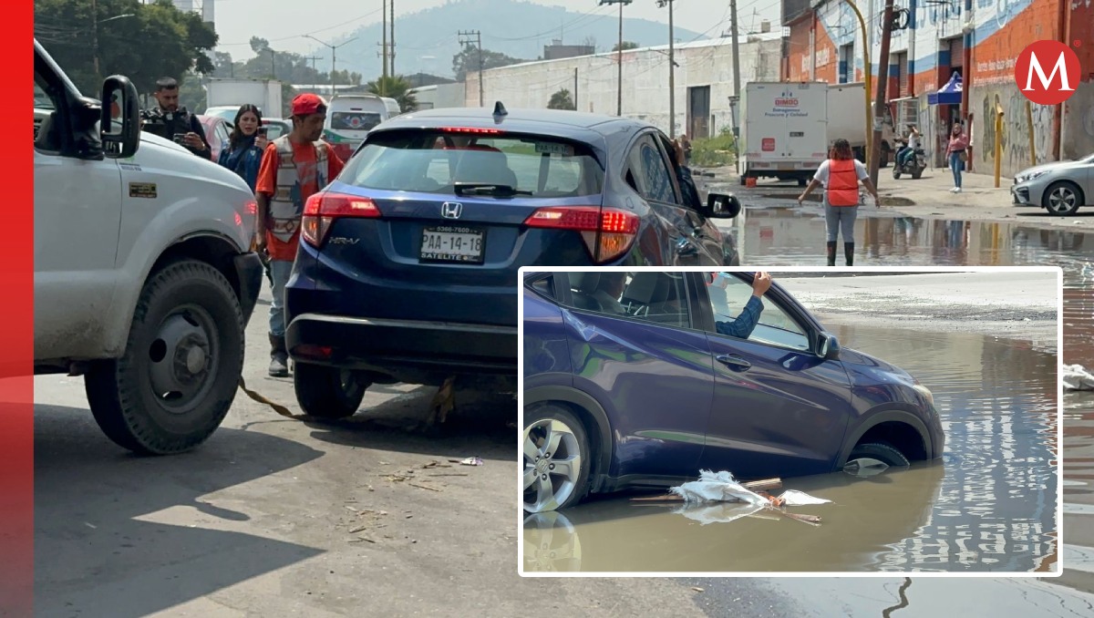 Un vehículo tuvo que ser auxiliado tras haber caído al fondo del socavón en vía Morelos. Foto: (Juan Camacho)