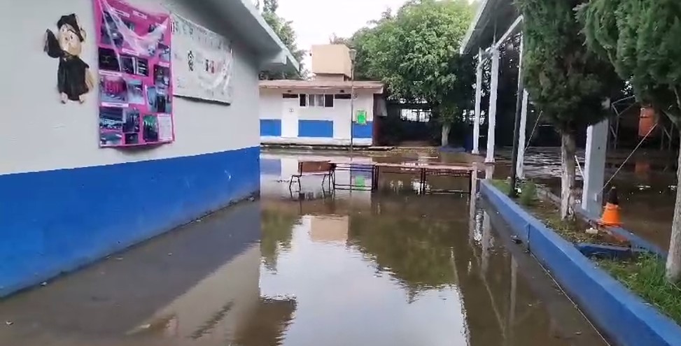 Escuelas afectadas por huracán 'John' en Michoacán y Guerrero | Especial