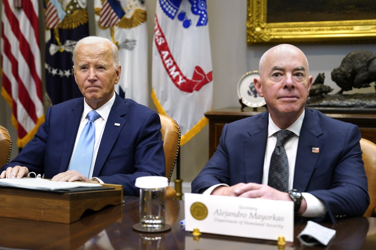 Joe Biden, presidente de EU, junto a Alejandro Mayorkas. | EFE
