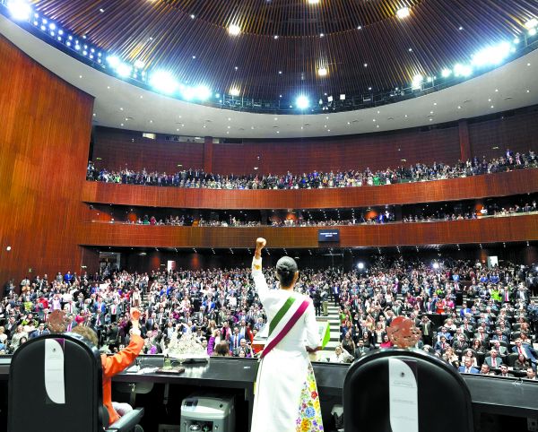 La jefa del Ejecutivo durante la sesión de Congreso General. ESPECIAL