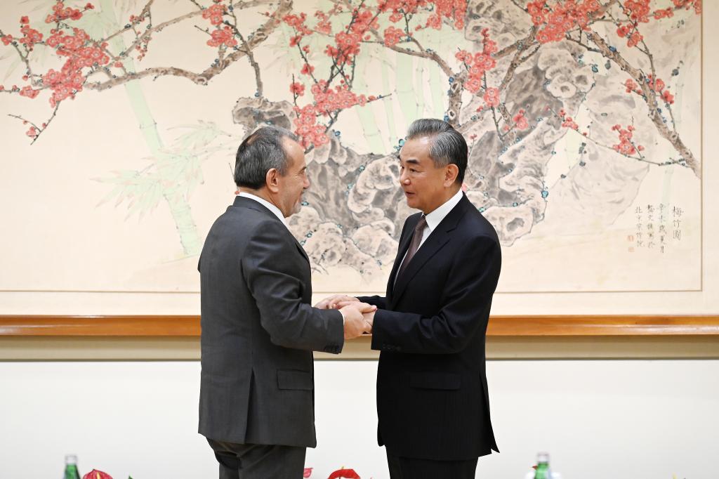 El ministro de Relaciones Exteriores de China, Wang Yi, se reúne con su homólogo de Perú, Elmer Schialer Salcedo. (Xinhua/Li Rui)