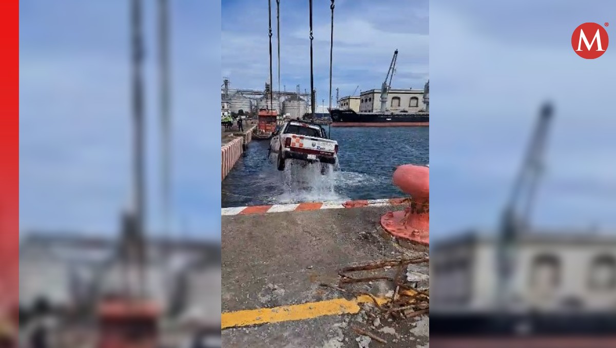 Recuperan camioneta del SAT que cayó al mar en Veracruz | Especial