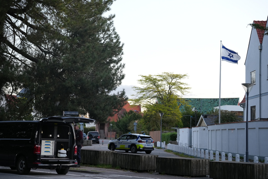 Un vehículo policial se ve junto a la embajada israelí en Copenhague | AP