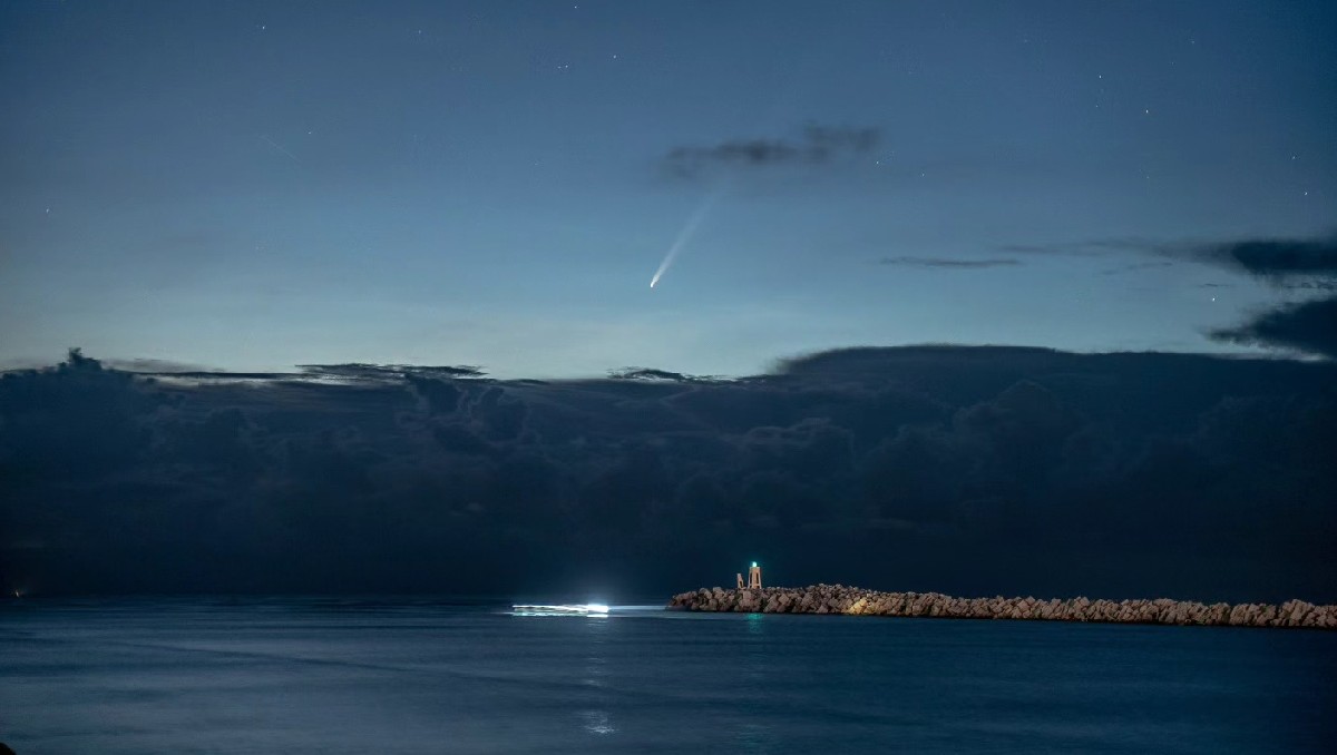 Así se vio el paso del cometa A3 desde playa Miramar (Foto: Antonio Rendón)