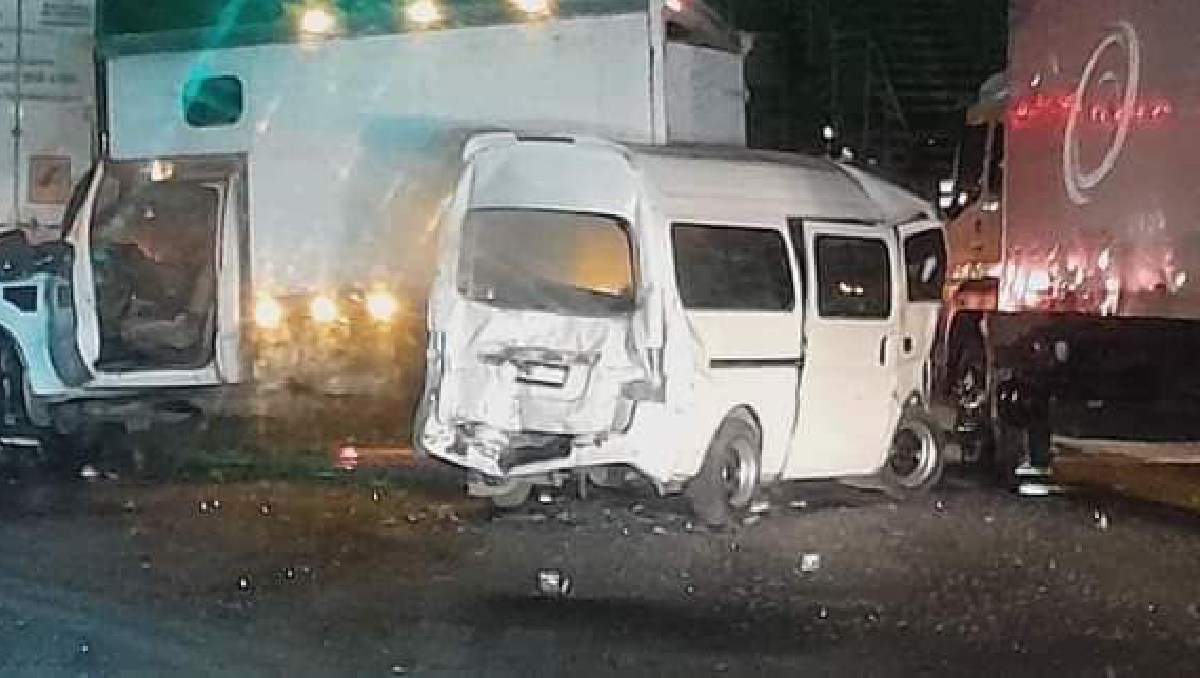 Por el accidente en avenida Jesús Reyes Heroles tuvieron que ser hospitalizadas 2 personas. Foto: (Especial)