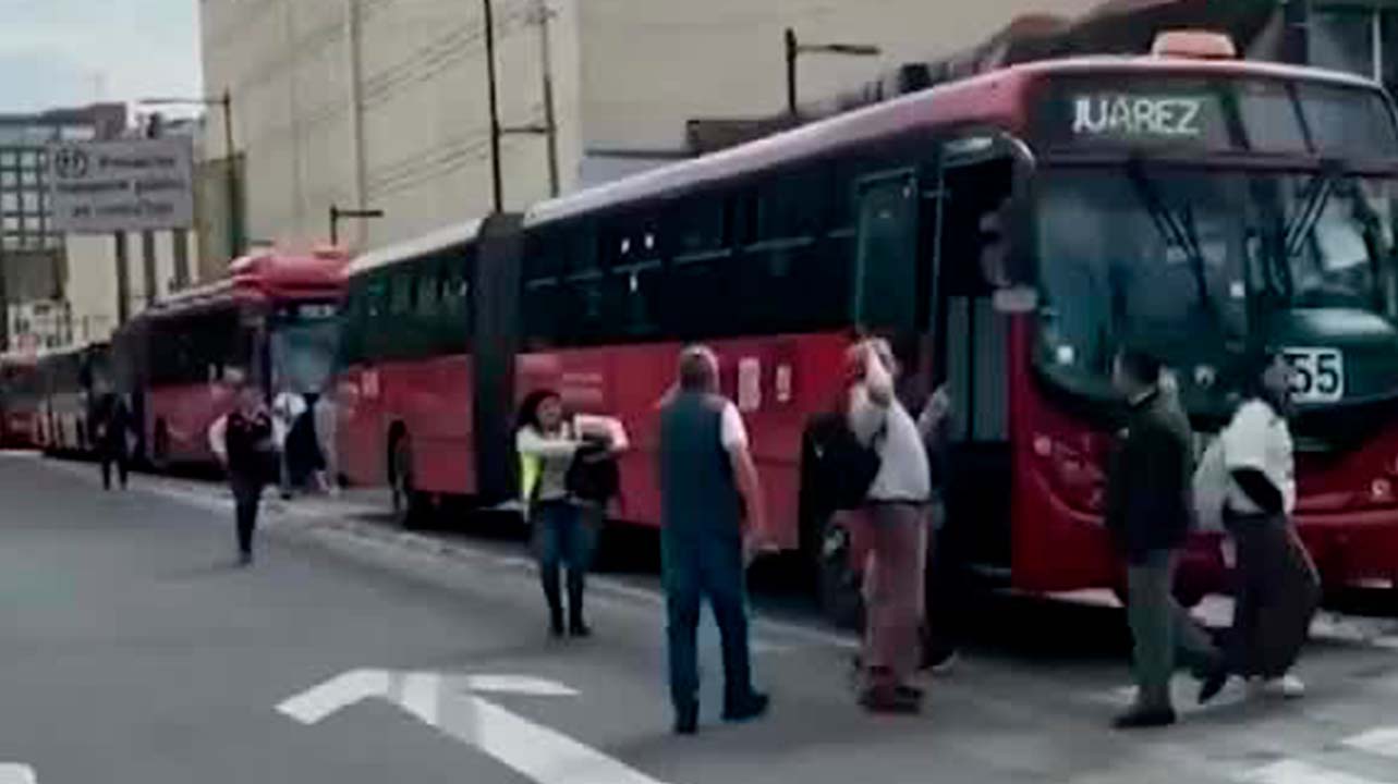 En CdMx, reportan pelea entre usuarios del Metrobús; rompieron el cristal de la unidad