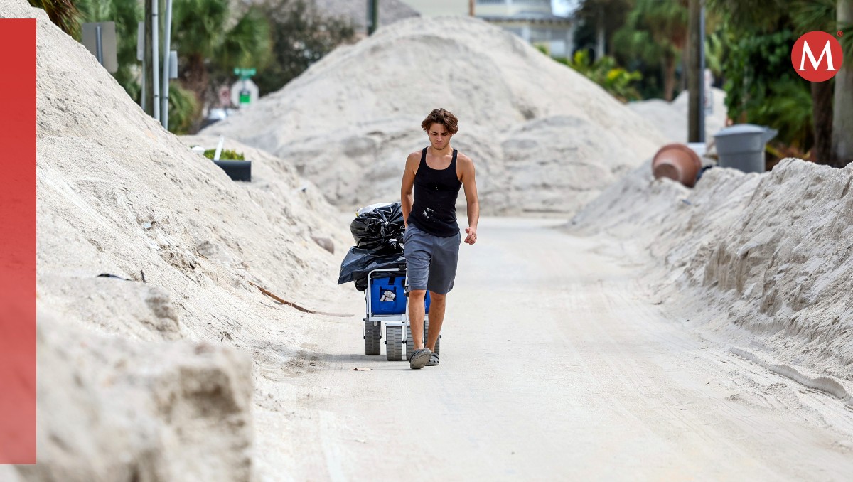 El huracán Helene ha dejado las calles cubiertas de arena de la playa. | AP