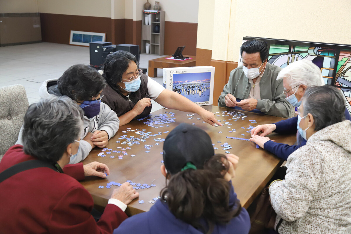 El IMSS recomienda mantener la menta activa para prevenir el Alzheimer | Foto: Especial