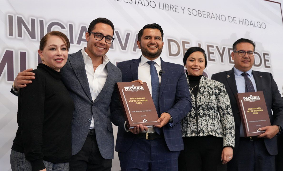 Jorge Reyes entrega la iniciativa de Ley de Ingresos 2025 para Pachuca. (Facebook)