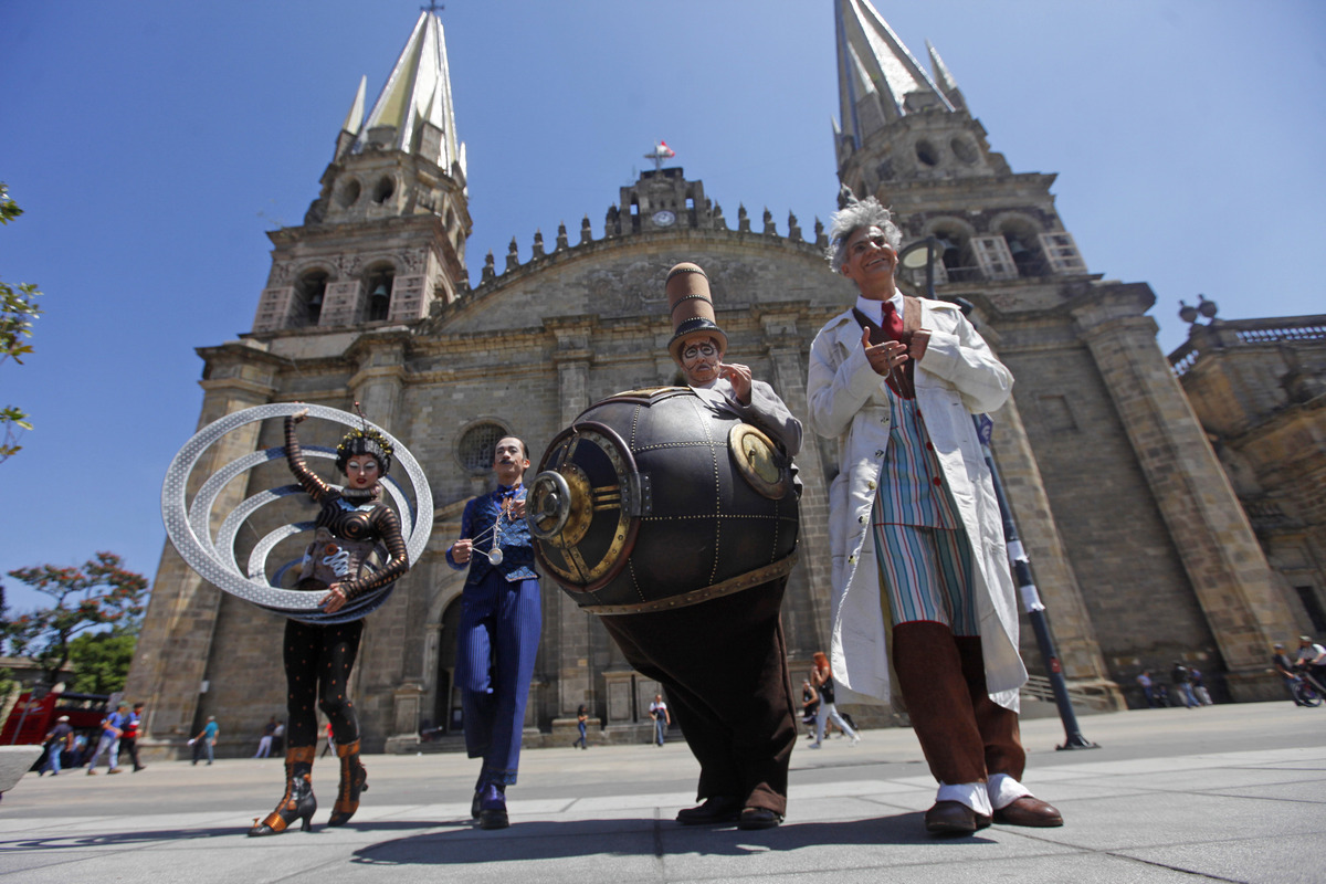 Personajes del Circo Du Solei salieron a las calles de Guadalajara. (Fernando Carranza)