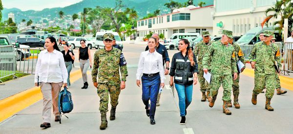 La Presidenta compartió una imagen de su llegada a las instalaciones militares en compañía de Evelyn Salgado e integrantes de su gabinete. ESPECIAL