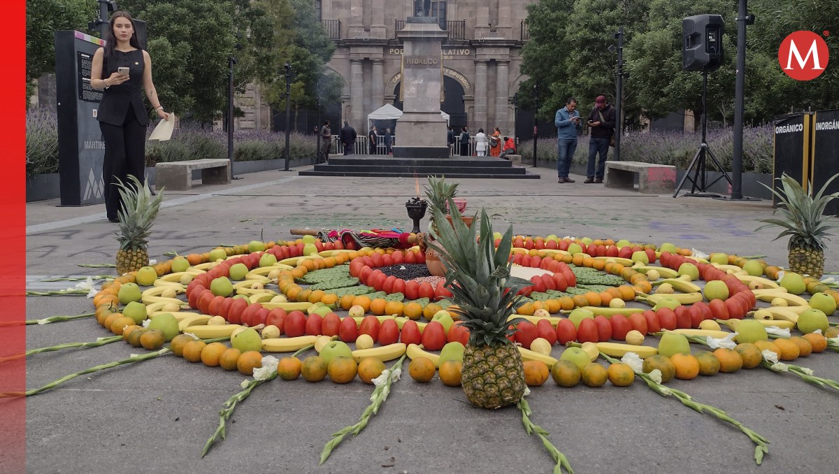Previo a la sesión,  los grupos originarios de Edomex hicieron una ceremonia frente a la sede del Poder Legislativo. Foto: (Claudia Hidalgo)