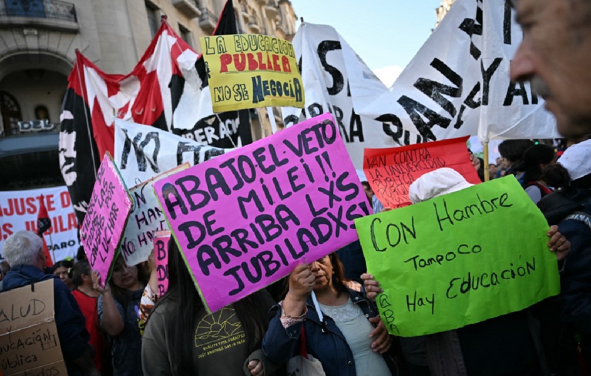 Protesta contra ajuste a presupuesto universitario en Argentina (AFP)