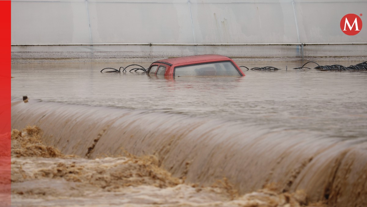Auto cubierto de agua por inundación en el exterior de un edificio residencial en Kiseljak, Bosnia | AP