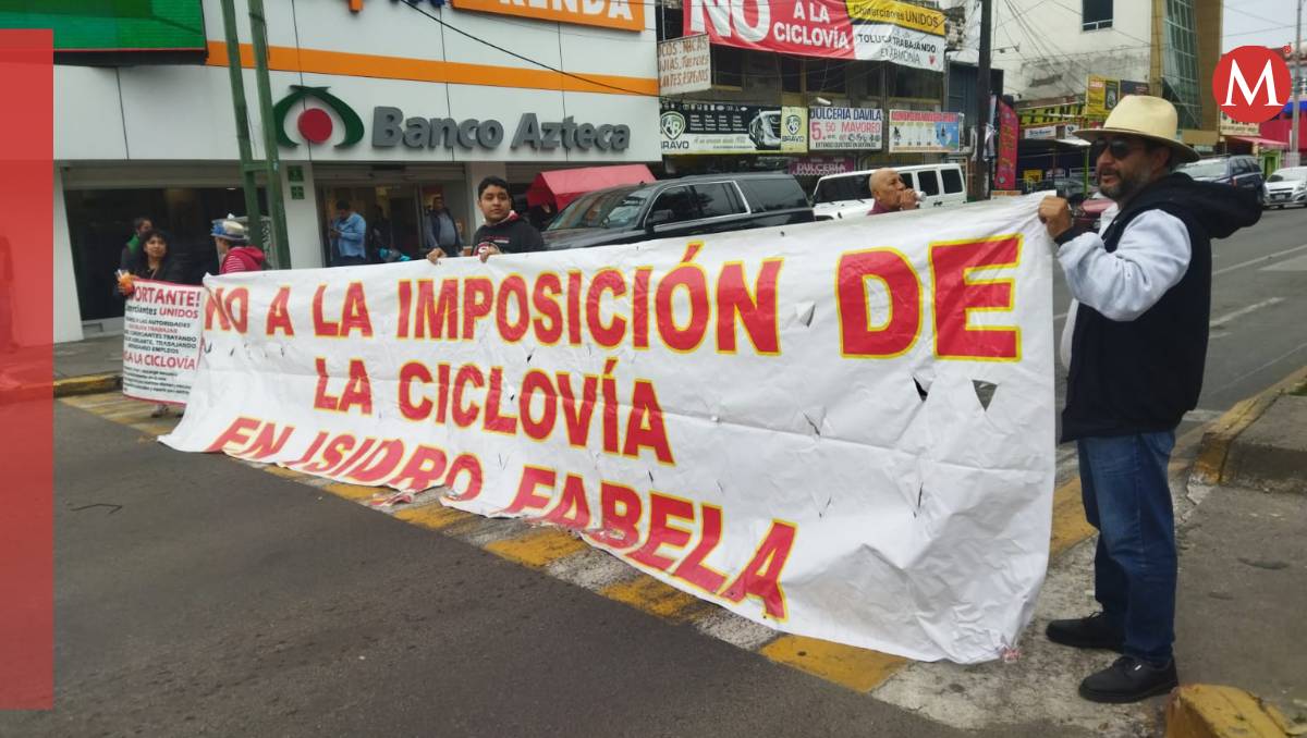 Locatarios en Isidro Fabela protestan, temen que la ciclovía afecte sus ingresos y mil negocios en la zona. Foto: Iván Carmona