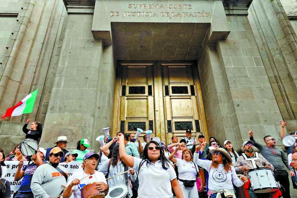 Alrededor de 150 personas se manifestaron afuera del recinto mientras se llevaba a cabo la discusión. Cuartoscuro