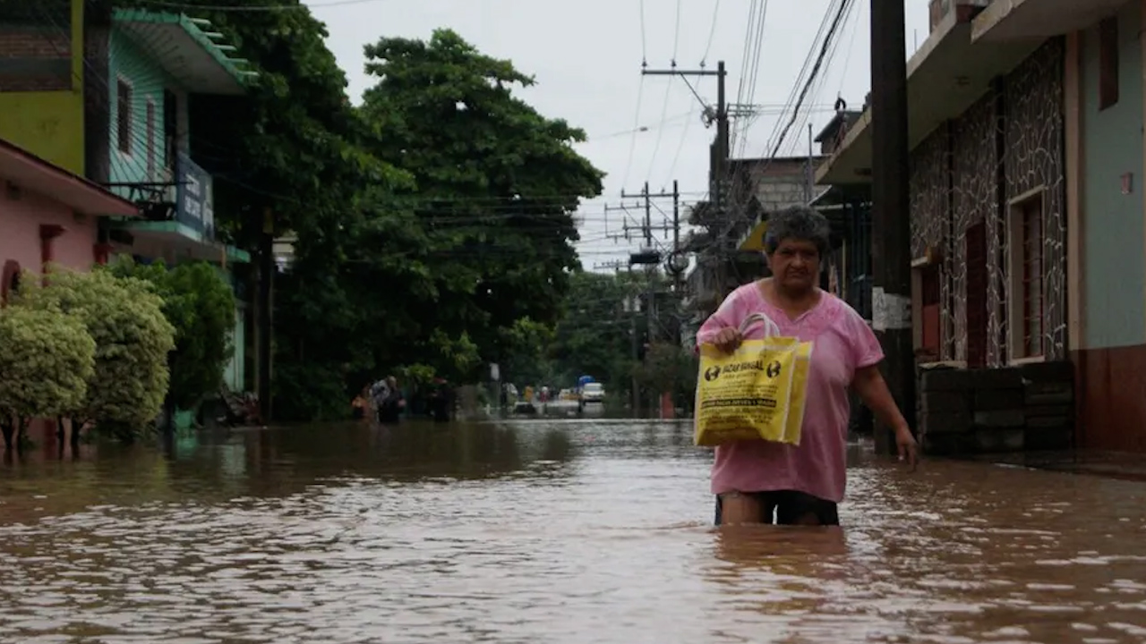 Río 'Los Perros' se desborda por segunda vez en Juchitán; hay más de 150 personas en albergue