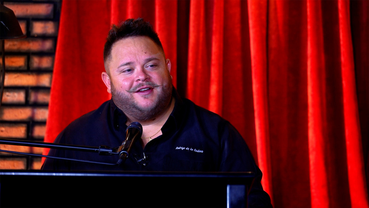 Viernes musical, presenta a Rodrigo de la Cadena | El Asalto a la Razón