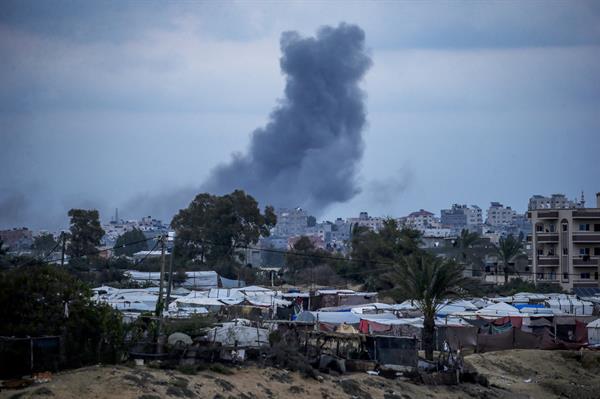 Crece la tensión en Medio Oriente: Israel y Hizbulá se enfrentan con bombardeos y cohetes | Agencia EFE