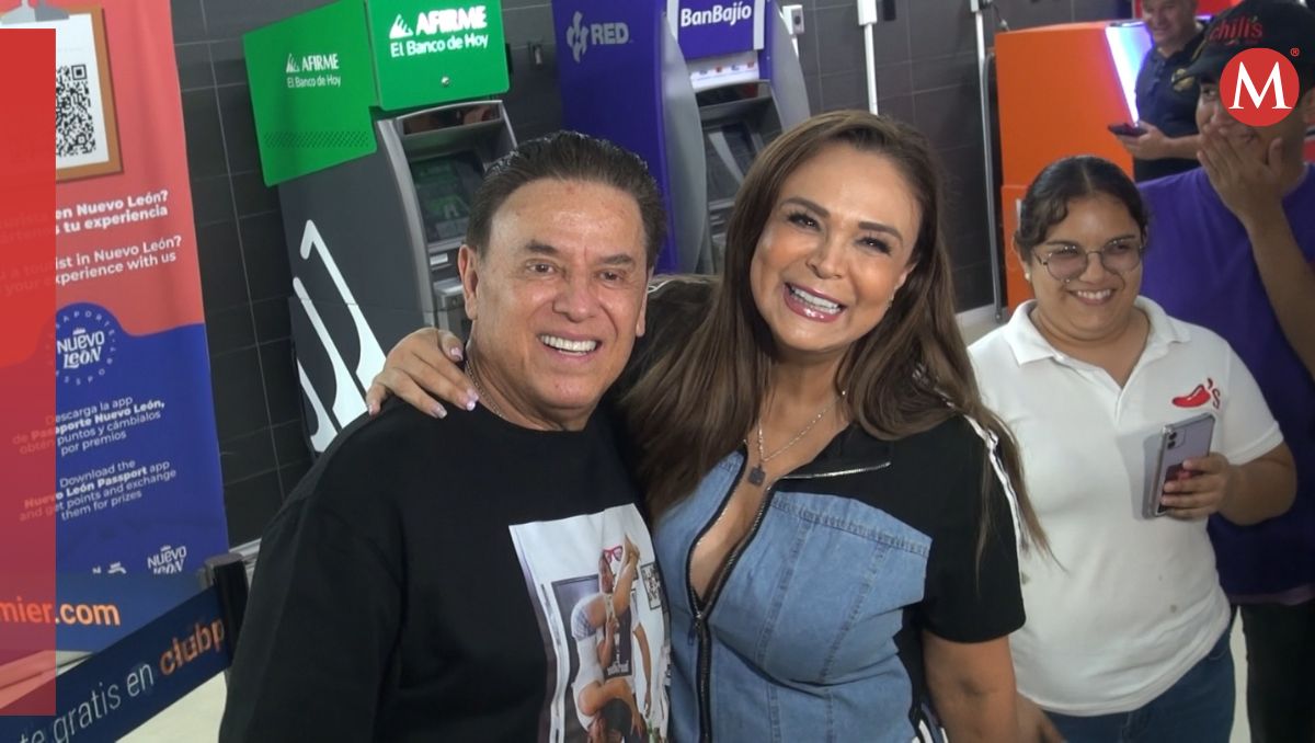 Mario Bezares llegó al Aeropuerto Internacional de Monterrey acompañado de su esposa Brenda Bezares. Ángel Martínez