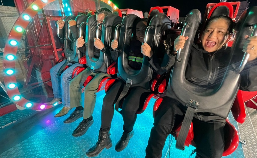 La secretaria de Turismo probó la seguridad de los juegos mecánicos de la Feria.