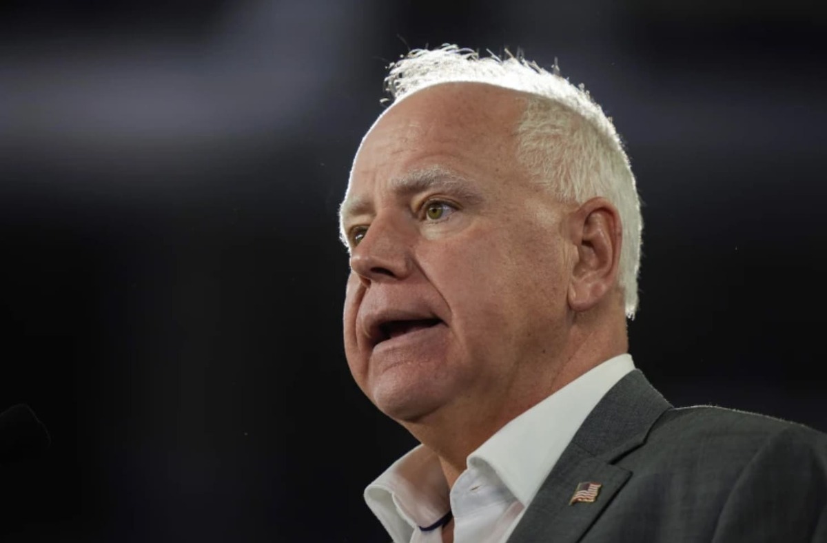 El candidato demócrata a la vicepresidencia de EU y gobernador de Minnesota, Tim Walz, durante un evento de campaña en York, Pensilvania | Foto: AP