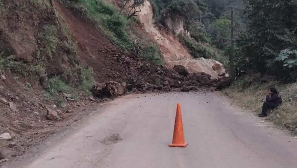 Derrumbe en la carretera Molango-Xochicoatlán ha bloqueado completamente el paso