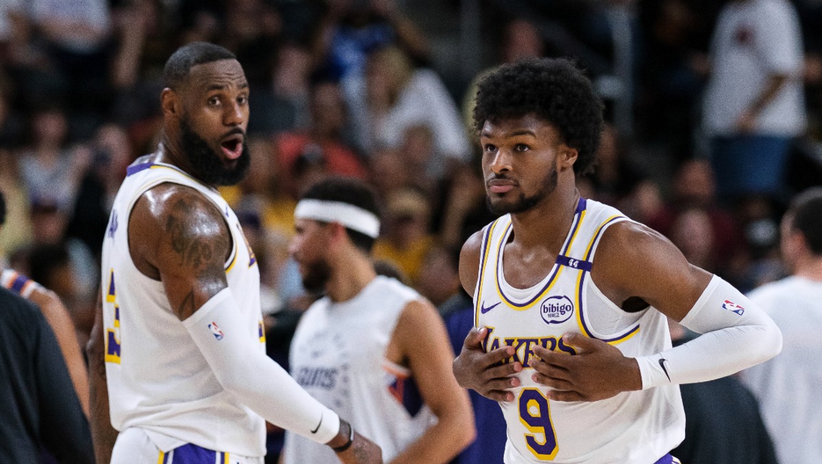 LeBron James protagoniza primer juego junto a su hijo Bronny en la NBA (AP)