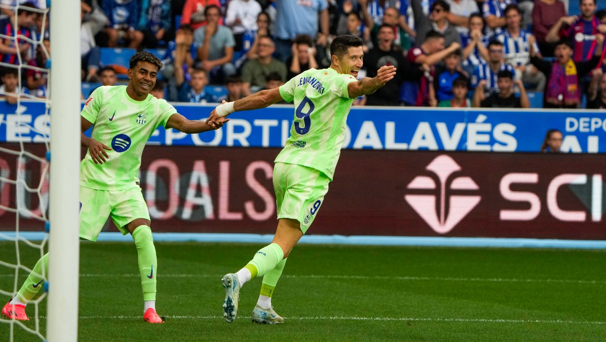 Lewandowski hace triplete en la victoria del Barcelona sobre Alavés (EFE)
