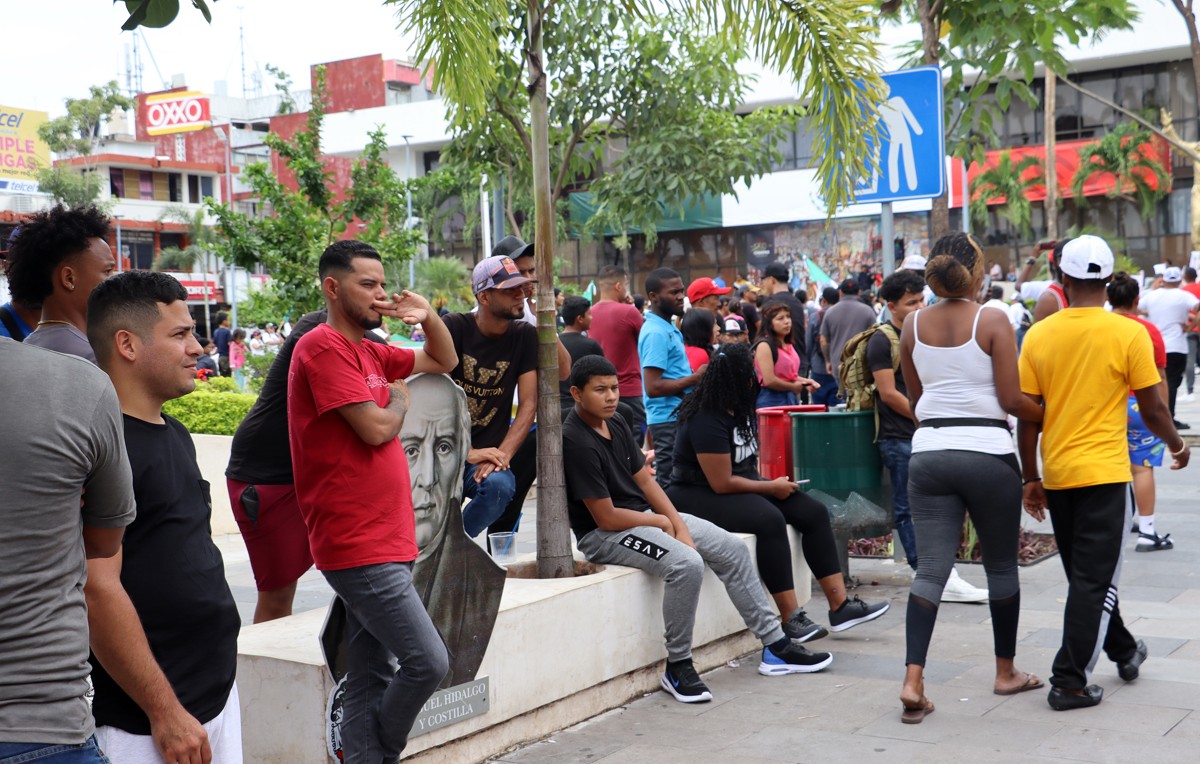 Migrantes esperan su documentación en Tapachula, Chiapas (EFE)