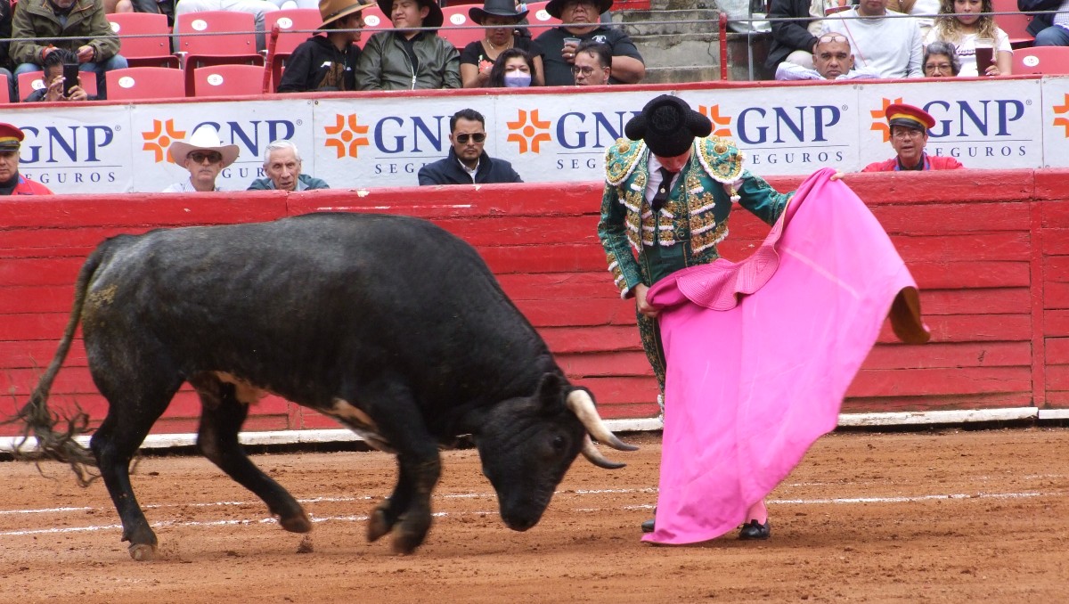 El tapatío Axel López en la corrida de toros de la Plaza México (Jorge Matchain)
