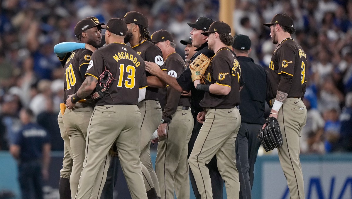 Aficionados de Dodgers lanzaron pelotas y basura al campo en derrota ante Padres (AP)