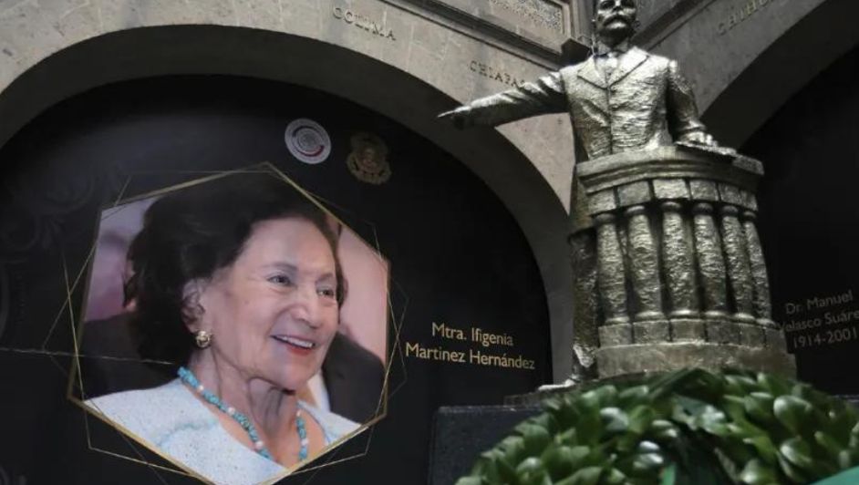 Inicia cortejo fúnebre en honor de Ifigenia Martínez