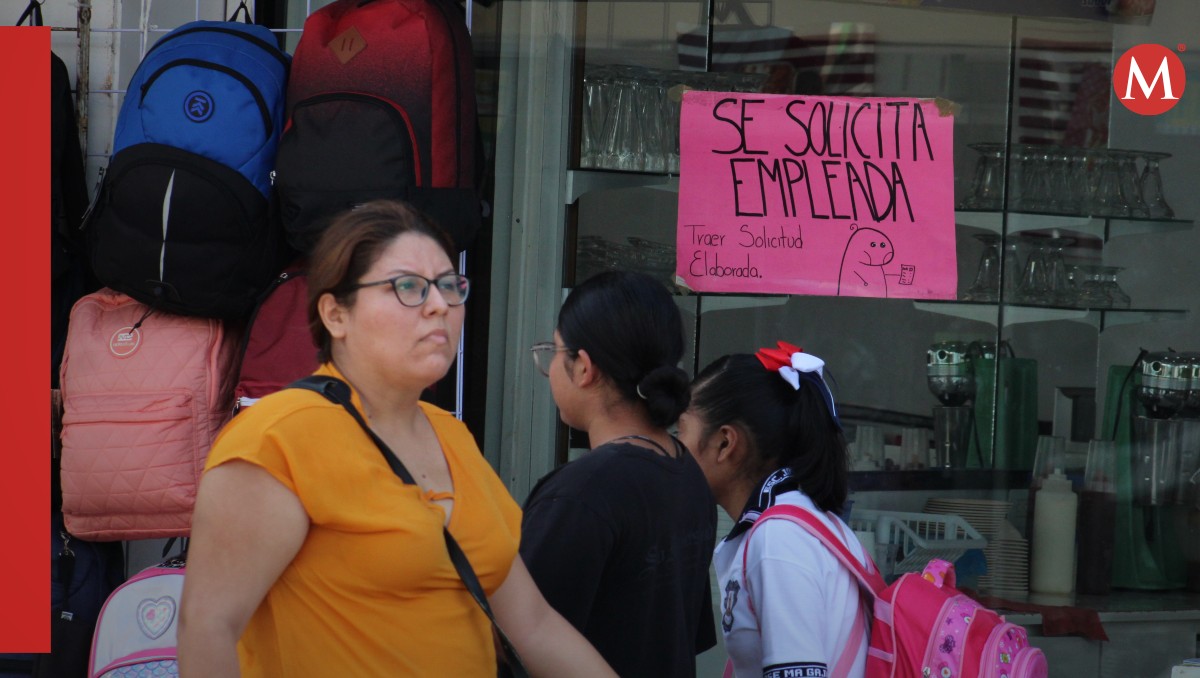 Oferta de empleo en negocios del centro de Tampico. (Yazmín Sánchez)