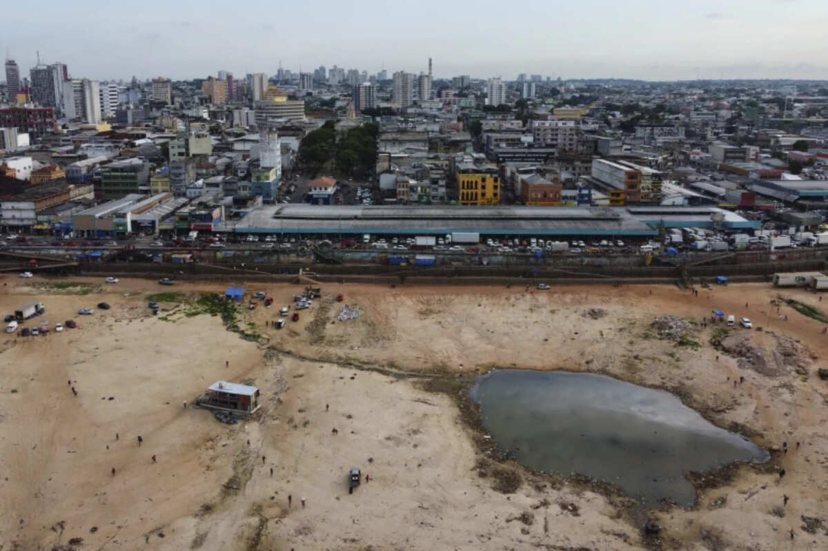 Parte del río Negro se ve seco en el puerto en Manaos, en el estado de Amazonas, Brasil | Foto: AP