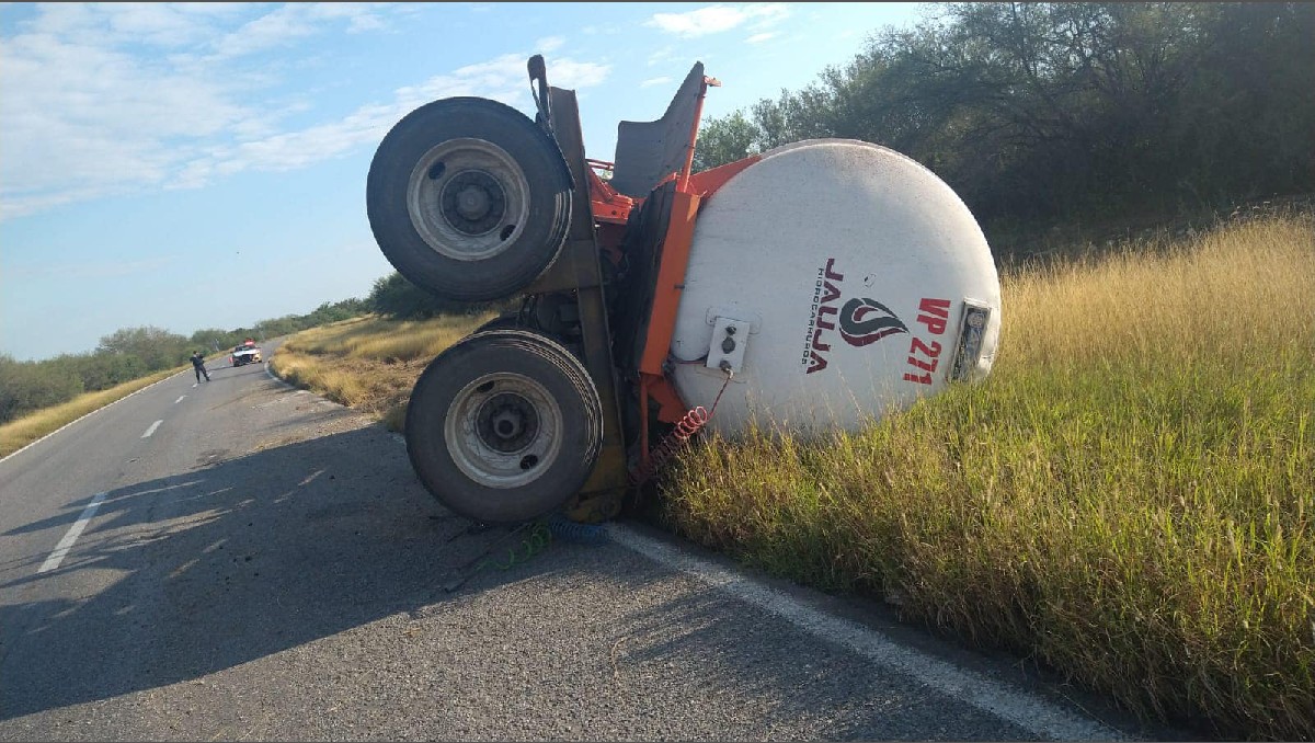 Volcadura de tractocamión en la carretera federal Padilla-Jiménez. (SSP)