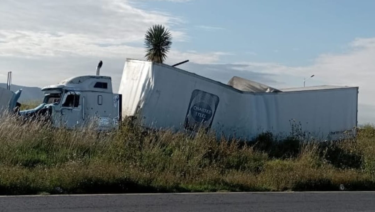 Accidente del trailer en la México-Pachuca dejó dos personas lesionadas.