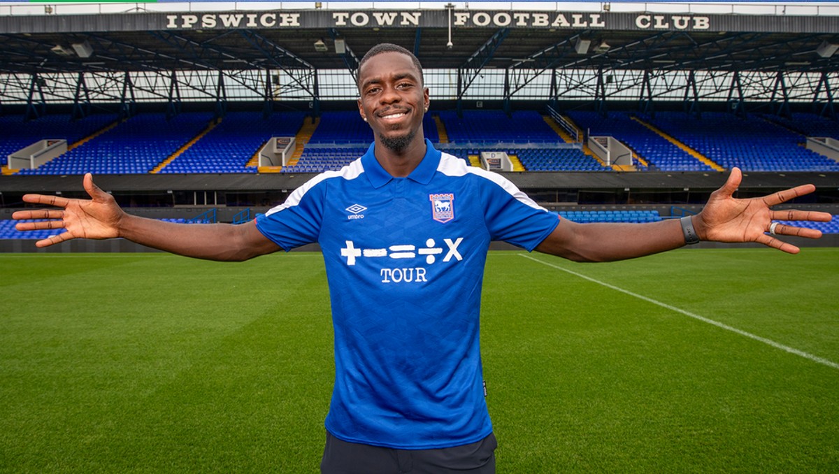 Alex Tuanzebe estuvo cerca de perder un dedo lavando platos (Facebook Axel Tuanzebe)