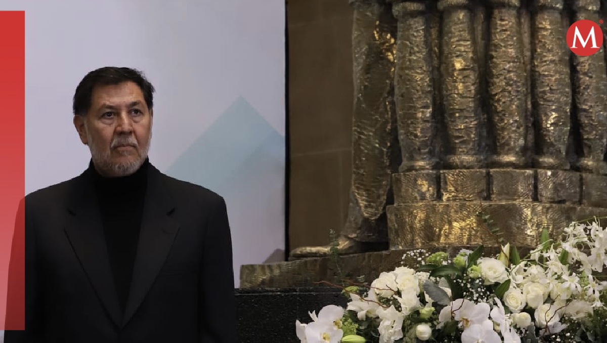 Fernández Noroña en la Guardia de honor por el aniversario luctuoso de Belisario Domínguez. | Octavio Hoyos