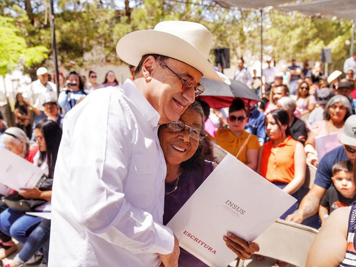 Gobierno de Sonora entregó escrituras de forma gratuita a familias sonorenses | Cortesía
