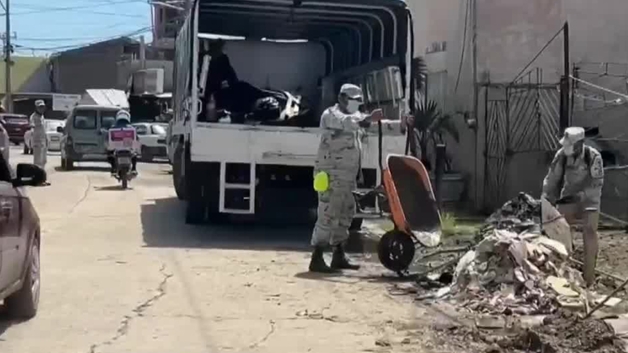 Guardia Nacional realiza labores de limpieza por los daños del huracán 'John' en Guerrero