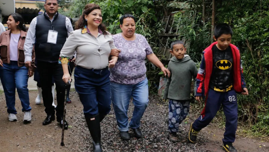 La Jefa de Gobierno Clara Brugada, recorrió las zonas de Xochimilco afectadas por las lluvias