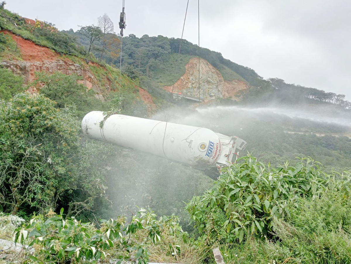 Rescate de la pipa de gas LP en la carretera México-Tampico