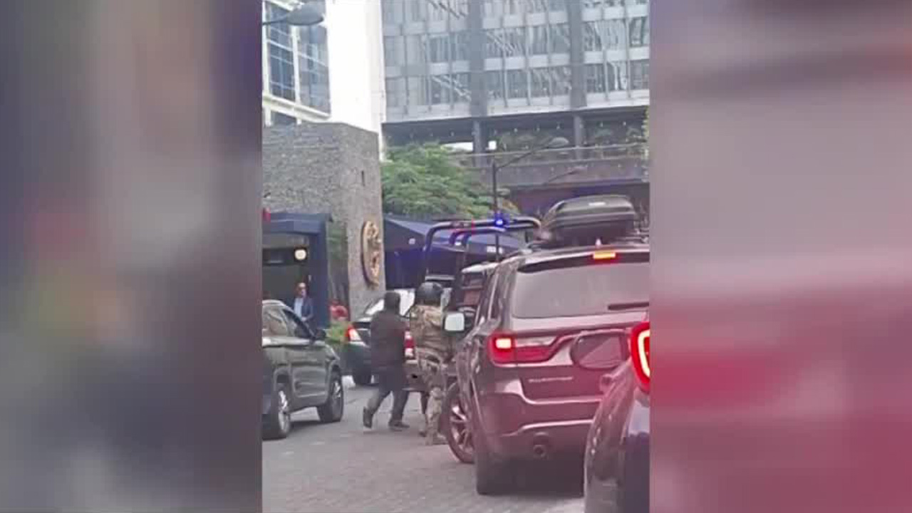 Secretaría de Marina ejecuta operativo y detiene a un hombre en un centro comercial de Zapopan
