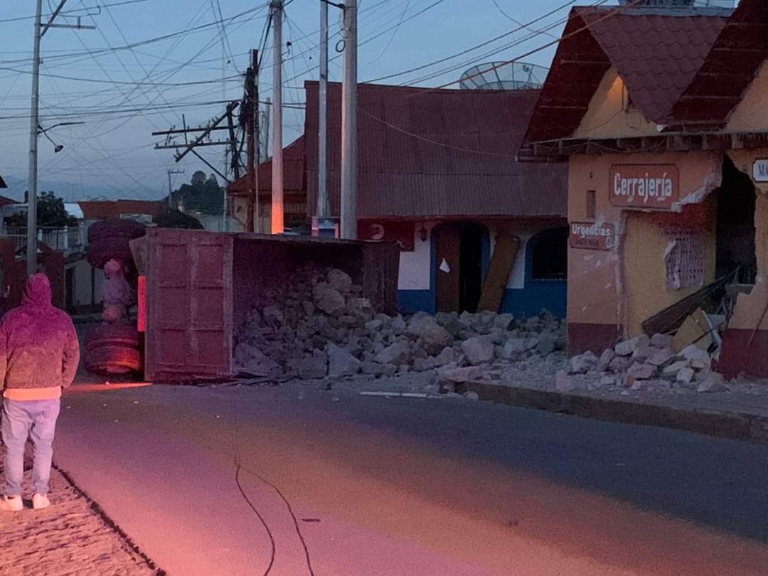 Un camión cargado con rocas quedó sin frenos y se estrelló contra dos comercios en Mineral del Monte