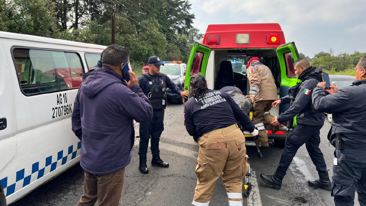 El chofer de la combi tuvo que ser trasladado a un hospital tras ser baleado en Atlautla, Edomex. Foto: (Especial)